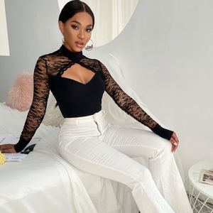 Nwot cut out front lace top ⭐️